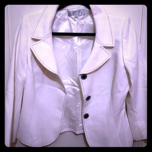 White Tahari blazer size 8p
